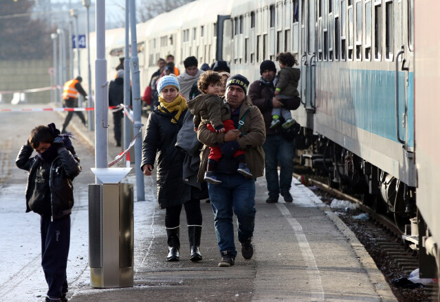예세니체역을 출발해 오스트리아 남부 필라흐 동부 기차역에 도착한 난민들.