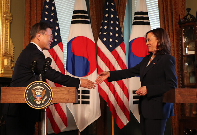 South Korean President Moon Jae-in shakes hands US Vice President Kamala Harris in the ceremonial office in Eisenhower Executive Office Building in the White House Complex on Friday. (Yonhap News)