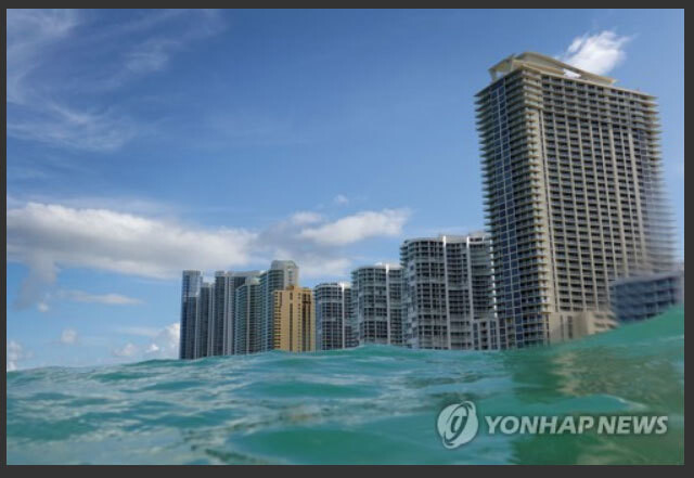 유엔이 기후위기 심각성에 대한 보고서를 낸 지난 9일 미국 플로리다주 서니아일스 해안가 건물 앞에 거센 파도가 치고 있다. AFP/연합뉴스 *헬로포토 다운받겠음