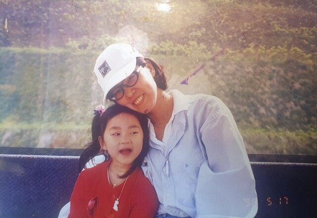 1998년 여름, 설악산 가족여행 때 찍은 엄마 최진희씨와 주영씨의 모습. 유가족 제공