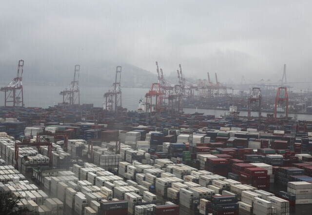 Containers holding exports and imports fill Busan Port. (Yonhap)