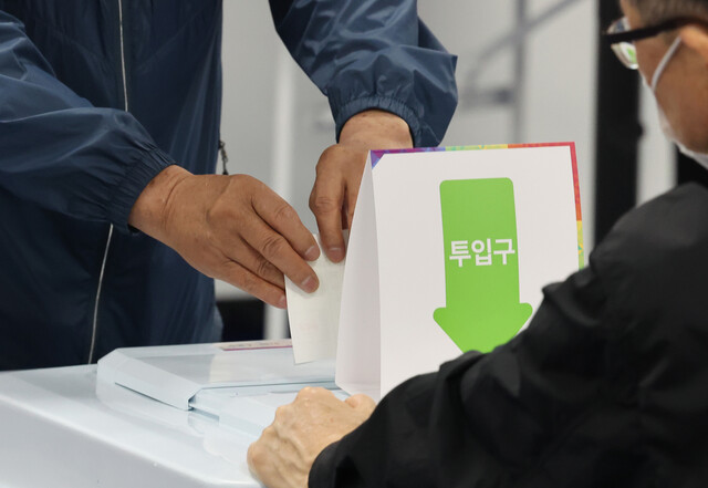 제21대 대통령 선거 사전투표 둘째 날인 30일 부산 수영 광안3동 행정복지센터 지하 강당에 마련된 사전투표소에서 유권자들이 소중한 한표를 행사하고 있다. 연합뉴스