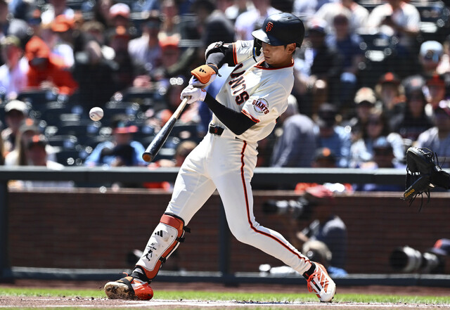 San Francisco Giants Lee Jung -hu hits a double right fence in the Tampa Bay Race and the home match held at San Francisco Oracle Park, California, USA on the 18th. San Francisco/AP Yonhap News