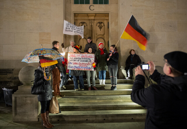 독일 반이슬람 운동단체인 ‘유럽의 이슬람화를 반대하는 애국적 유럽인들’(PEGIDA) 지지자들이 2월15일 독일 드레스덴의 한 교회 앞에서 시위하고 있다. DPA 연합뉴스