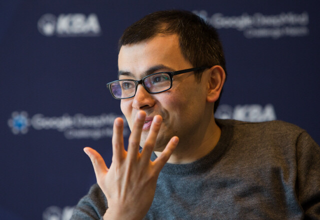‘알파고’를 만든 데미스 하사비스 구글 딥마인드 최고경영자가 다섯 손가락을 펼쳐 보이고 있다. 김진수 기자