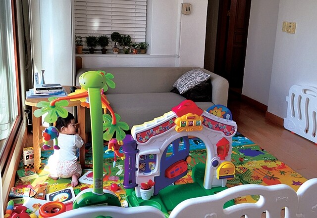 심플했던 우리 집 거실이 아이를 낳은 뒤 놀이방으로 변했다. 송채경화 기자