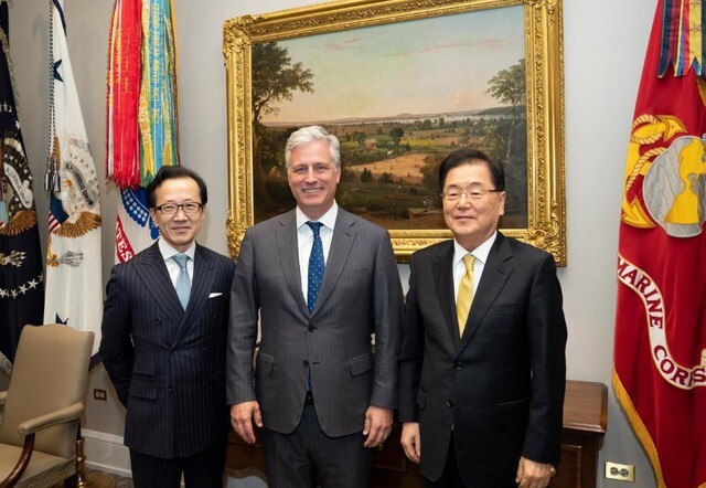 Blue House National Security Office Director Chung Eui-yong (right), US National Security Adviser Robert O’Brien (center), and Shigeru Kitamura, head of the Japanese Cabinet Intelligence and Research Office, pose for a commemorative photograph after high-level security talks in Washington on Jan. 8. (White House National Security Council Twitter account)