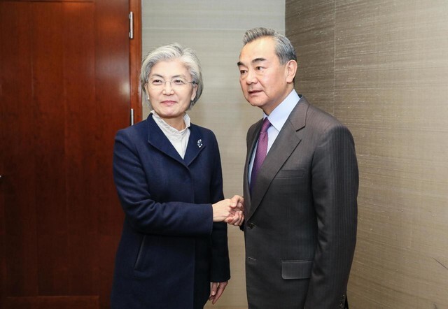 South Korean Foreign Minister Kang Kyung-wha and Chinese Foreign Minister Wang Yi shake hands during the Munich Security Conference on Feb. 15. (provided by the Ministry of Foreign Affairs)