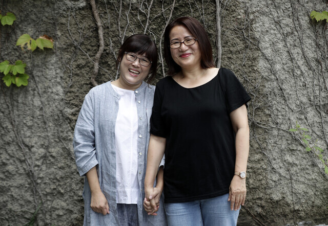 Filmmaker Kim Mi-rye (right), director of “The East Asia Anti-Japan Armed Front,” and independent researcher Shim A-jeong. (Kim Myoung-jin, staff photographer)