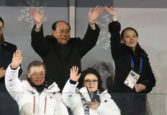 South Korean President Moon Jae-in and his wife Kim Jung-sook attend the Pyeongchang Olympics opening ceremony on Feb. 9, 2018. Kim Yo-jong, the North Korean leader's sister, is sitting behind them. (Hankyoreh photo archives)