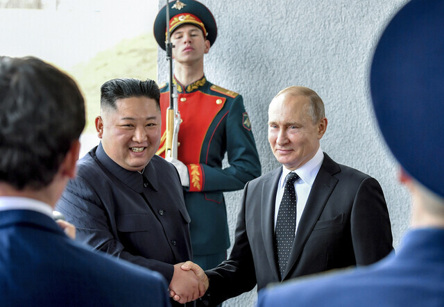 North Korean leader Kim Jong-un shakes hands with Russian President Vladimir Putin after traveling to Vladivostok in Russia’s Far East for a summit on April 25, 2019. (Yonhap)