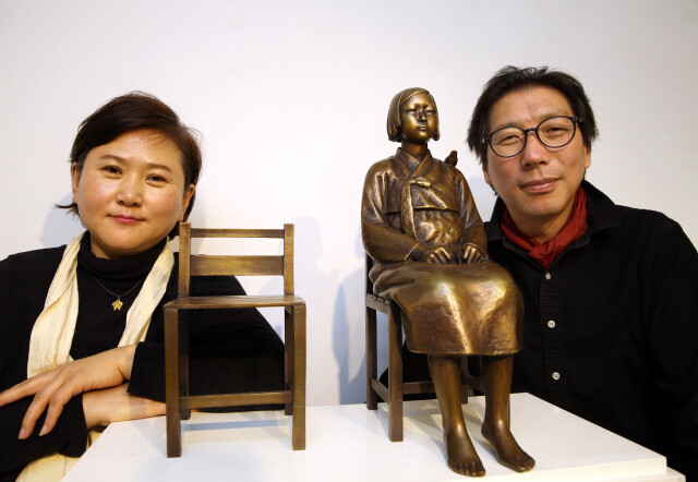 김서경(왼쪽)·김운성 작가가 지난 3월15일 ‘소녀상 전시회’ 마지막 날 대표 작품인 ‘평화의 소녀상’과 함께했다. 소녀상을 통해 위안부 피해 할머니 문제에 모두가 공감하도록 하는 게 두 작가의 소망이다. 정용일 기자