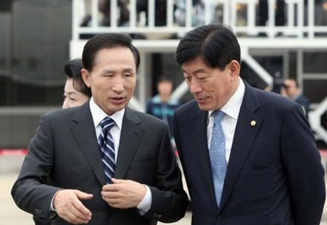 Former President Lee Myung-bak (L) speaks with the now-imprisoned former NIS Director Won Sei-hoon