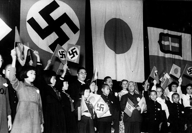 일본 아이들이 일본·독일·이탈리아 삼국동맹을 축하하기 위해 국기를 높이 들고 있다(1940년). 김득중 제공