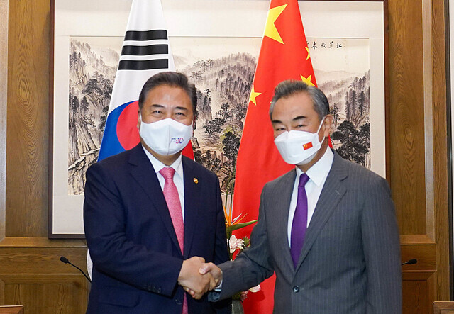 South Korean Foreign Minister Park Jin (left) shakes hands with Chinese Foreign Minister Wang Yi ahead of their talks in Qingdao, China, on Aug. 9. (courtesy MOFA)