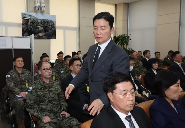 김성훈 대통령경호처 차장이 22일 국회에서 열린 윤석열 정부의 비상계엄 선포를 통한 내란 혐의 진상규명 국정조사 특별위원회 1차 청문회에서 발언대로 향하고 있다. 왼쪽은 곽종근 전 육군 특수전사령관. 연합뉴스