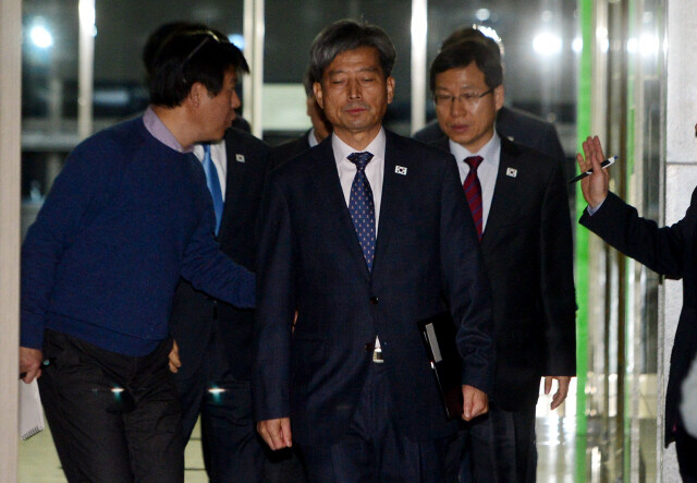 South Korea’s chief representative at the recent inter-Korean talks Vice Minister of Unification Hwang Boo-gi comes into the press room at Kaesong Industrial Complex to announce the outcome of the meetings