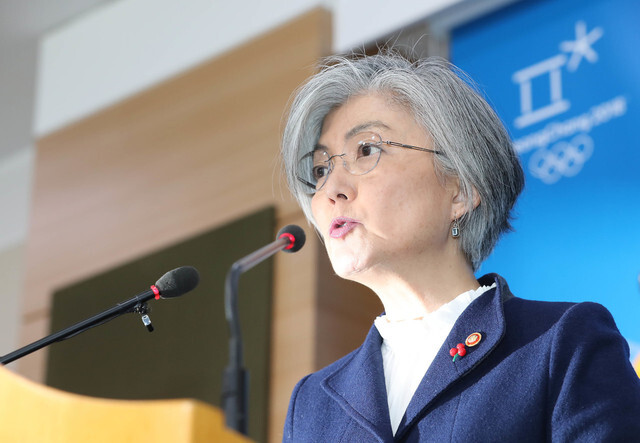 Foreign Minister Kang Kyung-wha speaks during a press conference at the Foreign Ministry headquarters in the Jongno District of Seoul on Jan. 9 to discuss the government’s position on the Dec. 2015 comfort women agreement that was negotiated with Japan by the Park Geun-hye administration. (by Shin So-young