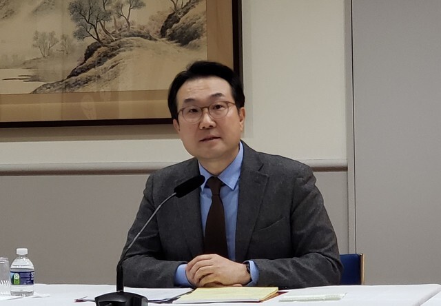 On Jan. 17, South Korean Special Representative for Korean Peninsula Peace and Security Affairs Lee Do-hoon speaks to reporters in Washington, DC, about his meeting with US Special Representative for North Korea Stephen Biegun the previous day. (Hwang Joon-bum)