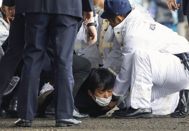 At 11:30 am on the 15th, Japanese Prime Minister Fumio Kishida finished a site inspection in Wakayama Prefecture, Japan, and was arrested for throwing an object that caused an explosion right before he started his speech.  yunhap news