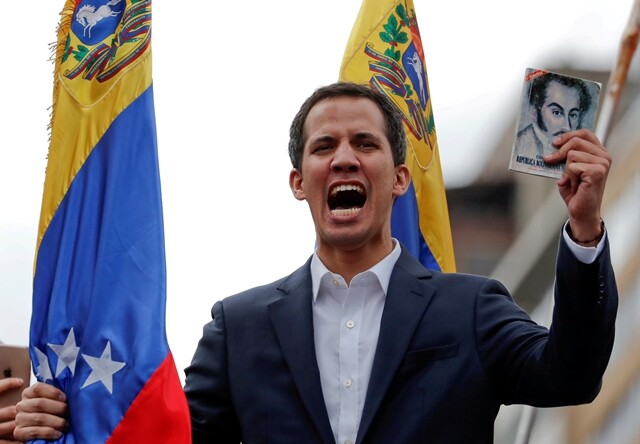 ‘내가 대통령이다.’ 1월23일 스스로 ‘임시 대통령’임을 선언한 후안 과이도 베네수엘라 의회 의장이 같은 날 열린 집회에서 독립 영웅 시몬 볼리바르의 얼굴을 표지로 한 헌법 사본을 손에 쥐고 목소리를 높이고 있다. REUTERS
