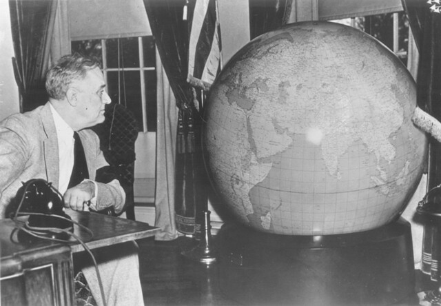 프랭클린 루스벨트 전 미국 대통령이 전략첩보국(OSS)이 제작한 지구본을 바라본다(1942년). 김득중 제공