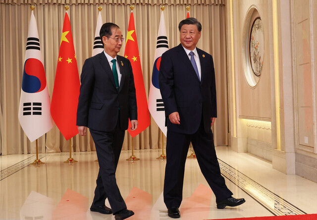 South Korean Prime Minister Han Duck-soo heads into a meeting with President Xi Jinping of China on Sept. 23 on the sidelines of the opening ceremony of the Hangzhou Asian Games. (courtesy of the office of the prime minister)