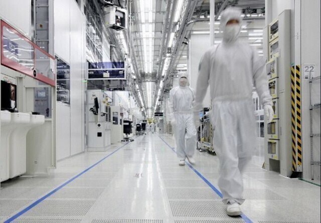Workers walk through the clean room of a Samsung Electronics plant in Xi’an, China. (Yonhap)