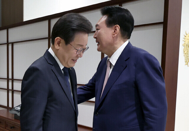 President Yoon Suk-yeol (right) heads into his first sit-down meeting with Democratic Party leader Lee Jae-myung on April 29, 2024, at the presidential office in Seoul’s Yongsan District. (Yoon Woon-sik/The Hankyoreh)