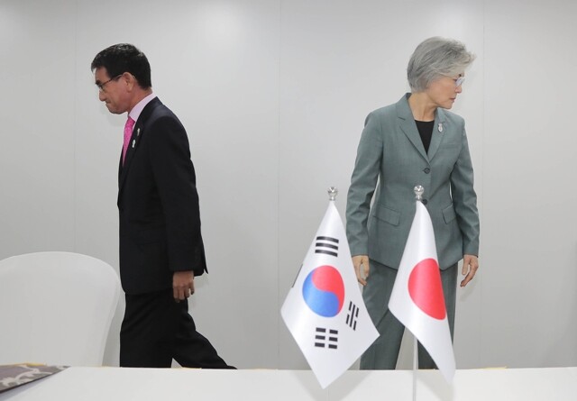 8월1일 타이 방콕에서 한-일 외교장관 회담을 하기 전 강경화 외교부 장관(오른쪽)과 고노 다로 일본 외무상이 악수한 뒤 자리로 가고 있다. 연합뉴스
