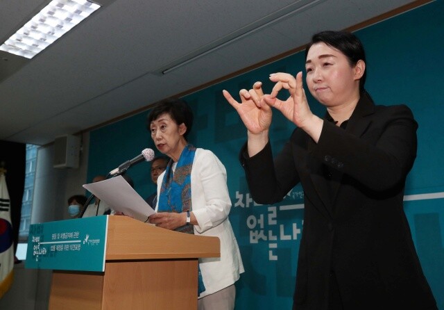 2020년 6월30일 최영애 국가인권위원회 위원장(왼쪽)이 서울 중구 국가인권위에서 기자회견을 열어 ‘평등 및 차별금지에 관한 법률’ 입법 필요성을 설명하고 있다. 한겨레 백소아 기자