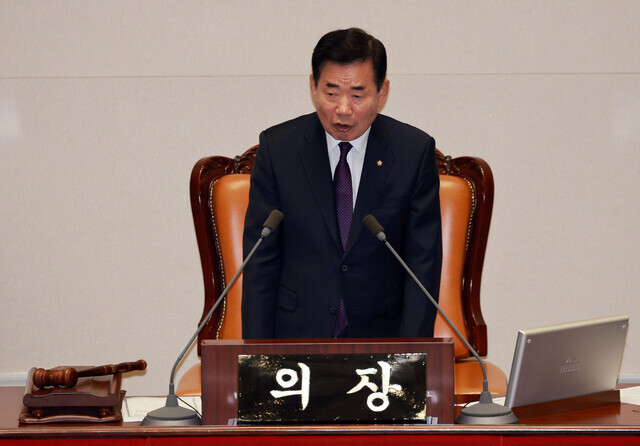 김진표 국회의장이 25일 국회에서 열린 본회의에서 강성희 진보당 의원 관련 대통령실의 과잉 경호 논란에 입장을 표명하고 있다. 김 의장은 “대통령 경호원들의 이와 같은 과도한 대응이 재발하지 않도록 적절한 조치가 필요하다”고 말했다. 연합뉴스