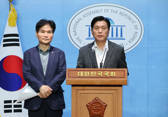 Two Democratic Party lawmakers, Jo Seoung-lae (right), the vice chairperson of the National Assembly’s Science, ICT, Broadcasting, and Communications Committee, and Lee Yong-sun, the vice chairperson of the Foreign Affairs and Unification Committee, give a briefing on the ongoing dispute over ownership of the messenger app Line at the National Assembly on May 12, 2024. (Yonhap)