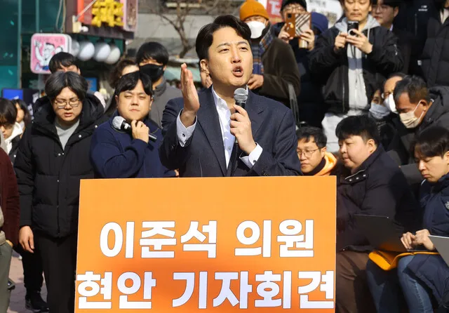 이준석 개혁신당 의원이 2일 오후 서울 마포구 홍대 레드로드 버스킹거리에서 현안관련 기자회견을 하고 있다. 윤운식 선임기자 yws@hani.co.kr