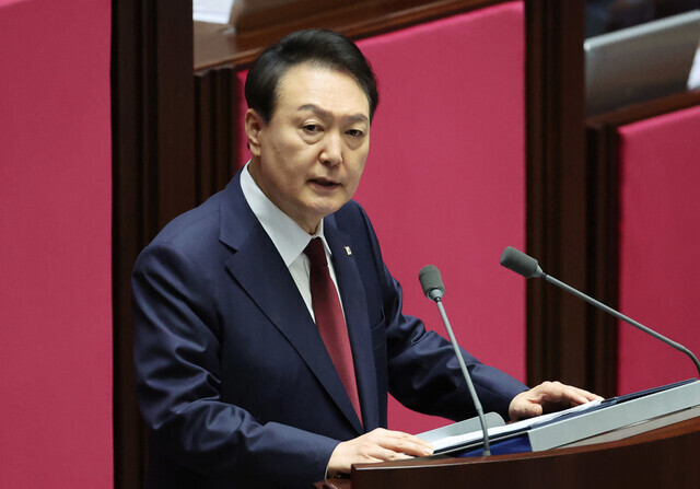 President Yoon Suk-yeol delivers his address on the 2023 budget bill to the National Assembly on Oct. 25. (pool photo)