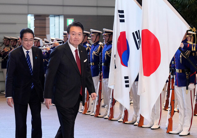 일본을 방문한 윤석열 대통령이 2023년 3월16일 도쿄의 총리공관에서 기시다 후미오 총리와 함께 의장대의 사열을 받고 있다. REUTERS