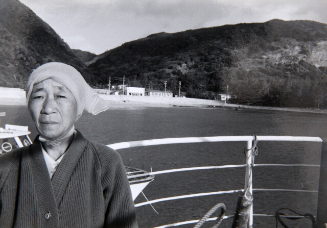 오키나와 도카시키섬에서 일본군 위안부 생활을 했던 배봉기 할머니. 배 할머니는 도카시키섬을 떠나온 지 30여 년 만에 다시 도카시키섬에 갔다❶. 가와다 후미코 제공