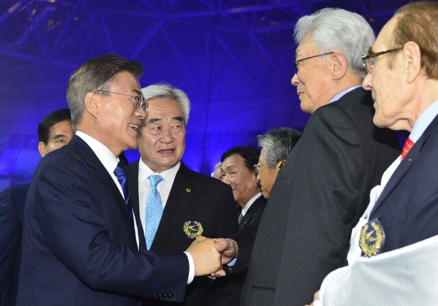 President Moon Jae-in shakes hands with North Korean International Olympic Committee member Chang Ung