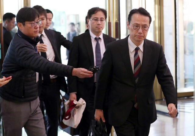Asia-Oceania Bureau Chief Kenji Kanasugi of the Japanese Foreign Ministry enters the South Korean Ministry of Foreign Affairs in Seoul on Dec. 24 while ignoring reporters’ questions. (Park Jong-shik