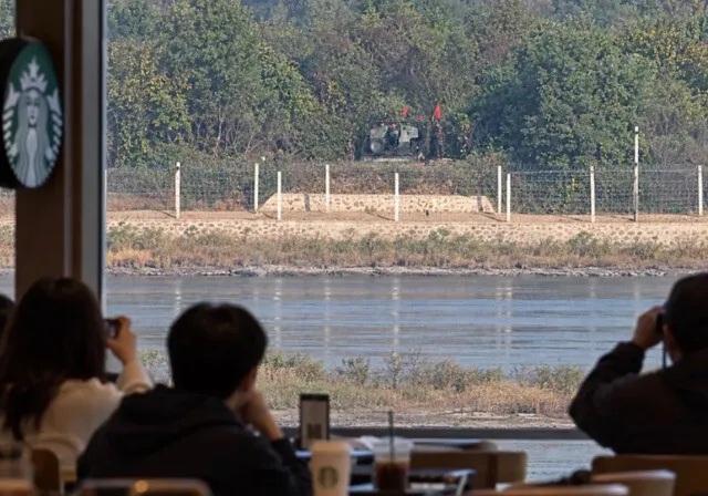 이건 가짜!…김포 애기봉 스벅 ‘북 자주포 뷰’ 사진은 AI 합성