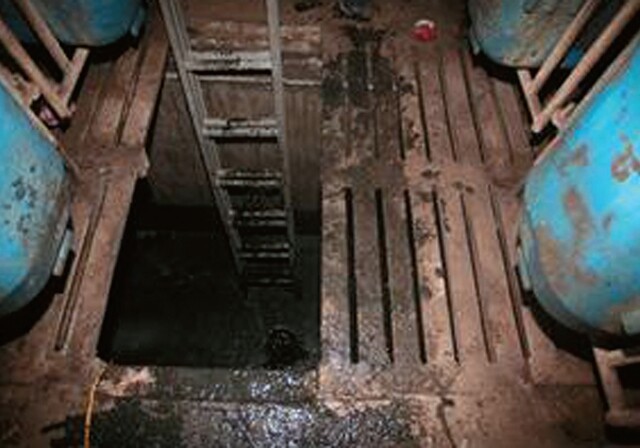 경기도 여주 ㅊ농장 사고 당시 현장 모습. 똥더미가 꽉 찬 2m 깊이의 피트(pit) 안으로 내려가 작업하다, 이주노동자들이 황화가스에 질식해 사망했다. 여주소방서 제공
