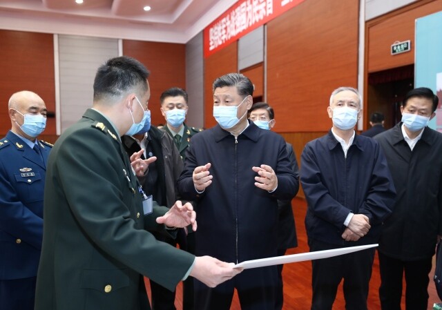 시진핑 중국 국가주석이 3월2일 베이징 군사의학연구원을 찾아 바이러스 검출 연구 등에 대한 이야기를 듣고 있다. 연합뉴스