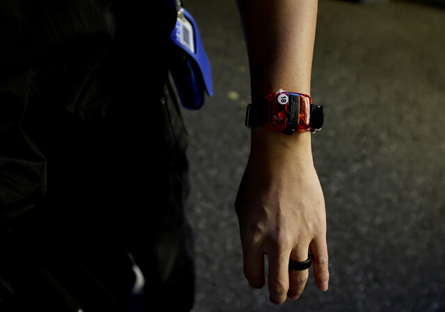 류석우 기자가 신체 변화 측정을 위해 착용한 기기들. 손가락엔 반지형 ‘바이탈링’을, 손목엔 시계형 ‘액티그래프’를 착용했다. 24시간 활동혈압계의 커프는 팔에 착용했고, 단말기는 크로스백처럼 끈을 달아 어깨에 걸쳤다. 이종근 선임기자