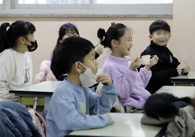 실내 마스크 착용 의무화 조처가 해제된 1월30일 한 초등학교 학생들이 교실에서 마스크를 벗으며 환하게 웃고 있다. 김명진 기자 littleprince@hani.co.kr