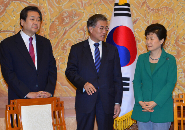 박근혜 대통령이 10월22일 청와대에서 새정치민주연합 문재인 대표, 새누리당 김무성 대표와 이야기를 나누고 있다. 청와대사진기자단