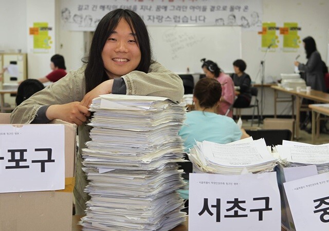 서울의 학생인권조례 제정은 청소년운동을 중심으로 서명 발의 운동을 해서 이뤄졌다. 고투 끝에 발의인 수를 넘긴 2011년 5월 공현씨가 서울 사당동 사무실에서 웃고 있다. 한겨레