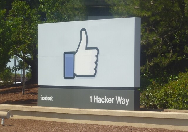 미국 캘리포니아주 팰로앨토 페이스북 본사 입구에 있는 대형 ‘좋아요’ 간판. 성공한 IT 기업들은 개인의 취향을 코드명으로 분류해 서로 비슷한 친구, 물건 등을 추천한다. 구본권사람과디지털연구소 소장