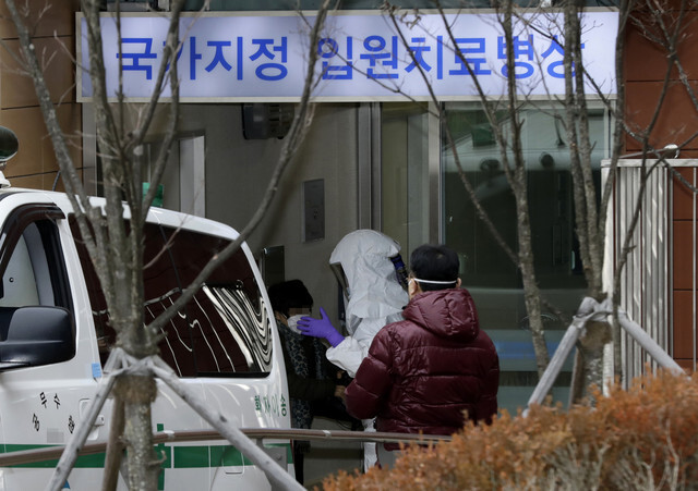 A South Korean man confirmed to have been infected with the coronavirus is transferred to a state-designated hospital in Seongnam, Gyeonggi Province, on Jan. 27. (Kim Myoung-jin, staff photographer)
