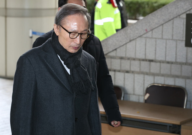 Former President Lee Myung-bak heads to the Seoul High Court for his sentencing on Feb. 19 (Kim Jung-hyo, staff photographer)