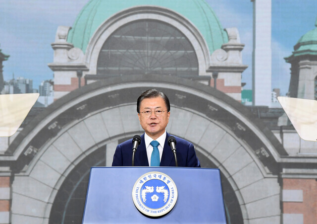South Korean President Moon Jae-in gives his celebratory address honoring Korea’s Liberation Day at Culture Station Seoul 284 on Sunday. (Blue House photo pool)